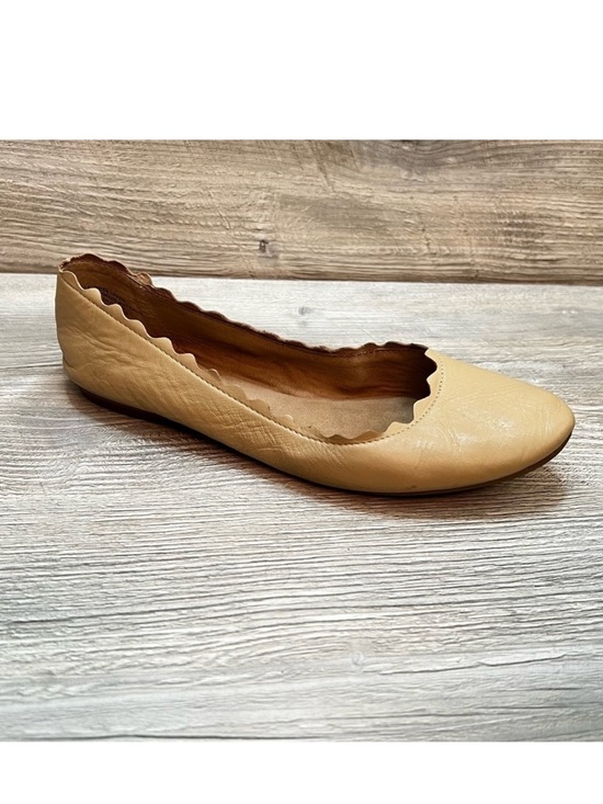Audrey Brooke Shoes - Woman’s Audrey Brooke Winny scalloped leather ballet flats in taupe beige sz 8.5